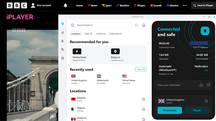Surfshark is verbonden met een Britse server terwijl op de achtergrond de BBC iPlayer speelt