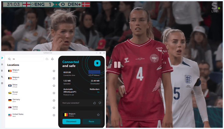 Surfshark verbonden met een Belgische server met op de achtergrond een werkende voetbalstream op Sporza