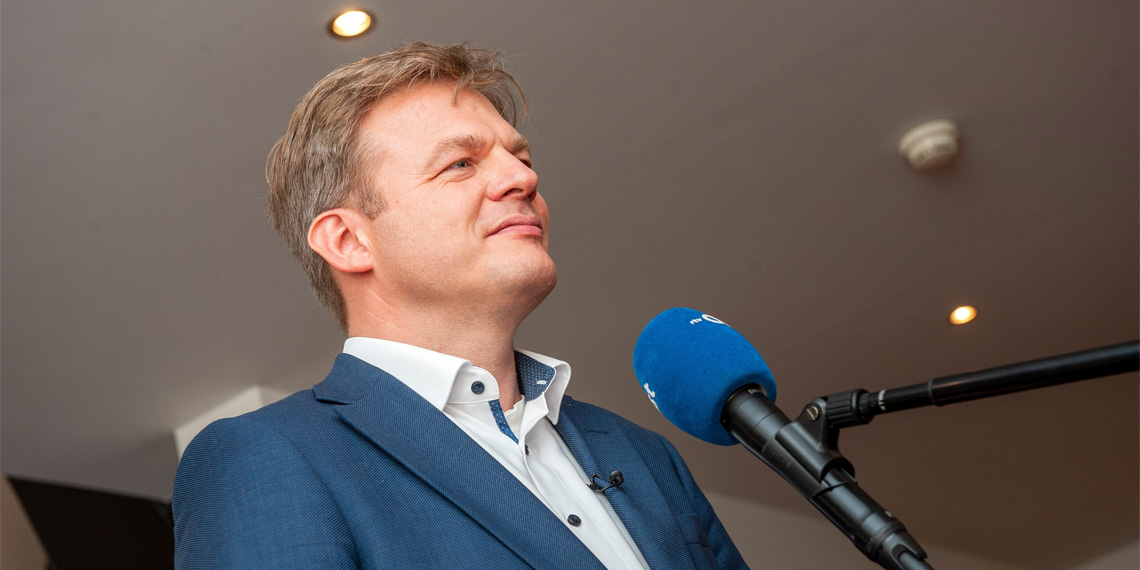 Pieter Omtzigt spreekt in een microfoon