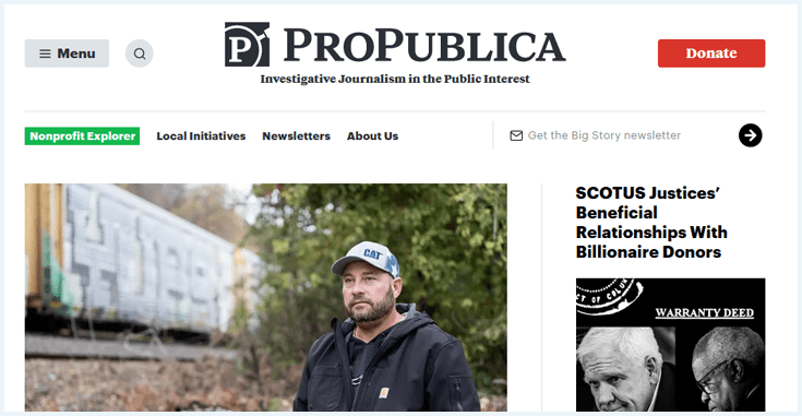 Homepage van ProPublica met twee uitgelichte berichten
