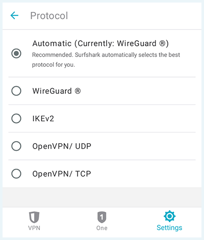 Screenshot van het instellingenmenu van de mobiele app van Surfshark. De gebruiker kan kiezen uit automatisch verbinden, WireGuard, IKEv2 en OpenVPN