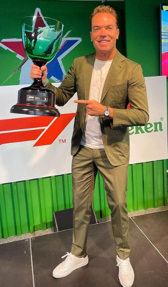 Ex-coureur Doornbos met de nieuwe Heineken Trofee van Zandvoort