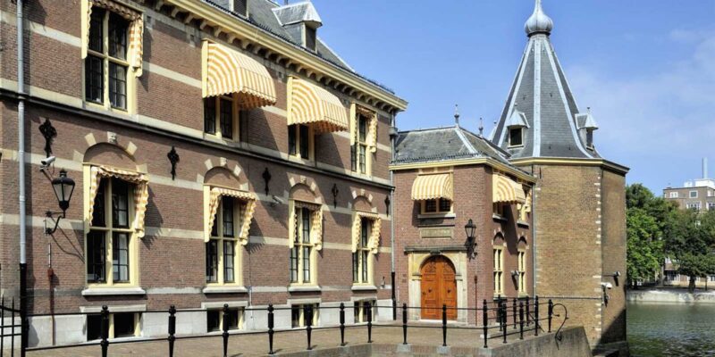 ‘Kabinet past corona-noodwet aan na felle kritiek’