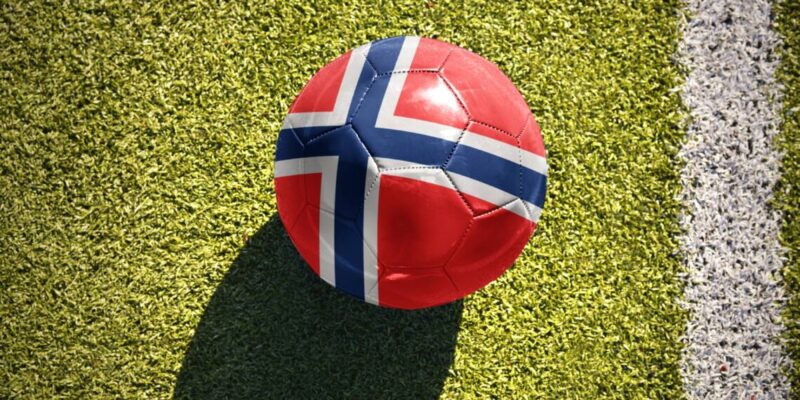 Voetbal met Noorse vlag op grasveld