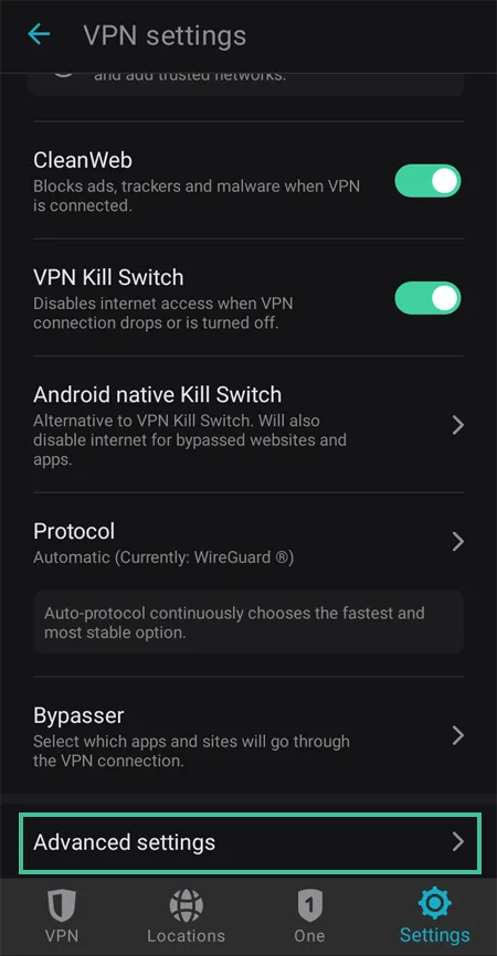 Scherm 'VPN settings' in de Surfshark app waarbij 'Advanced settings' is uitgelicht