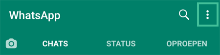 Screenshot van het hoofdscherm van WhatsApp waarbij het instellingsmenu is uitgelicht
